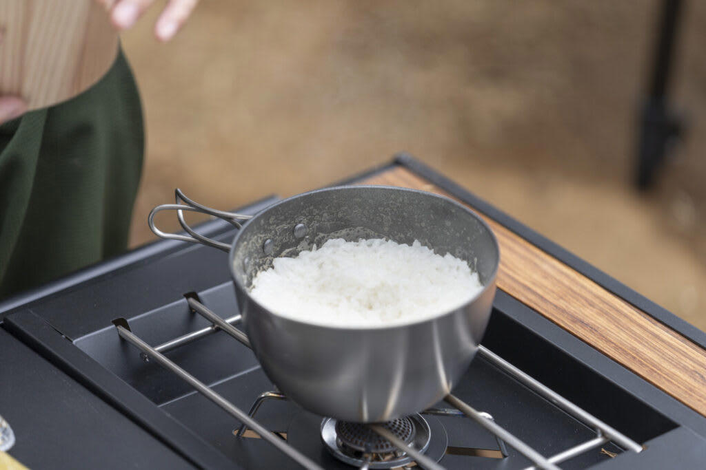 全ては美味しくご飯を炊くため！ばもんオススメのキャンプギア10選, DVERG（ドベルグ）「NEUK（ヌーク）」, ZEN Camps（ゼンキャンプス）「FoldFlex Table」, LOGOS（ロゴス）「丸洗いアジャスタテーブルM」, 37CAMP（サーティーセブンキャンプ）「37CAMP ユニットシンク」, TOKYO CRAFTS（トーキョークラフト）「デルタターロン」, 尾上製作所「ファールディングファイアグリル35」&amp;「ファイアグリルP-35」&amp;「マルチハンガー」, ソトレシピ「シェラどんぶり3（プレミアムセット）」, オクタゴン「インフィニティ肉焼きセット」, こだわりのキャンプギアが米一粒一粒を美味しく仕上げる