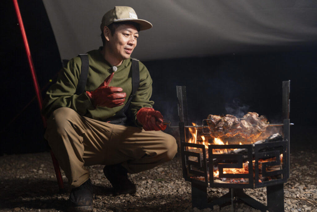 全ては美味しくご飯を炊くため！ばもんオススメのキャンプギア10選, DVERG（ドベルグ）「NEUK（ヌーク）」, ZEN Camps（ゼンキャンプス）「FoldFlex Table」, LOGOS（ロゴス）「丸洗いアジャスタテーブルM」, 37CAMP（サーティーセブンキャンプ）「37CAMP ユニットシンク」, TOKYO CRAFTS（トーキョークラフト）「デルタターロン」, 尾上製作所「ファールディングファイアグリル35」&amp;「ファイアグリルP-35」&amp;「マルチハンガー」, ソトレシピ「シェラどんぶり3（プレミアムセット）」, オクタゴン「インフィニティ肉焼きセット」, こだわりのキャンプギアが米一粒一粒を美味しく仕上げる