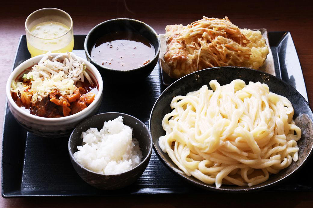 1150円でうどんや天ぷらが食べ放題, 昭和のドライブインのような趣のある店舗, パワー型のつけ汁うどん, 予想以上のおいしさに驚いた柿の天ぷら, 夜営業はしないという営業形態