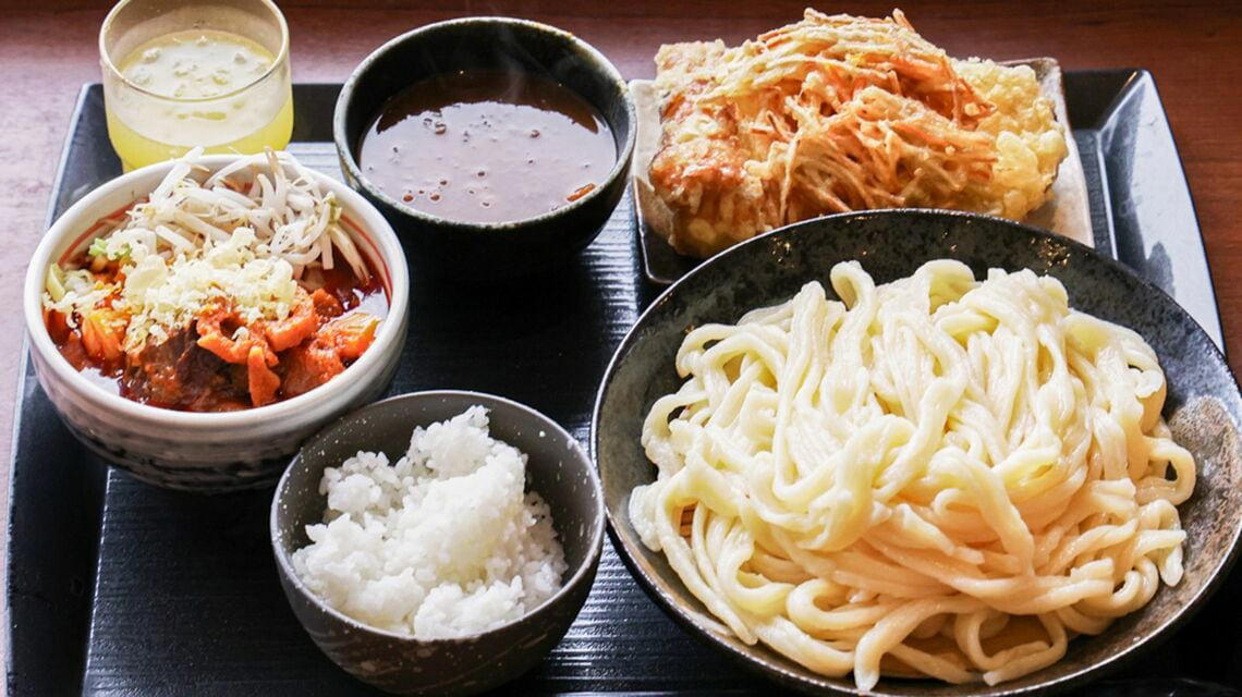 1150円でうどんや天ぷらが食べ放題, 昭和のドライブインのような趣のある店舗, パワー型のつけ汁うどん, 予想以上のおいしさに驚いた柿の天ぷら, 夜営業はしないという営業形態