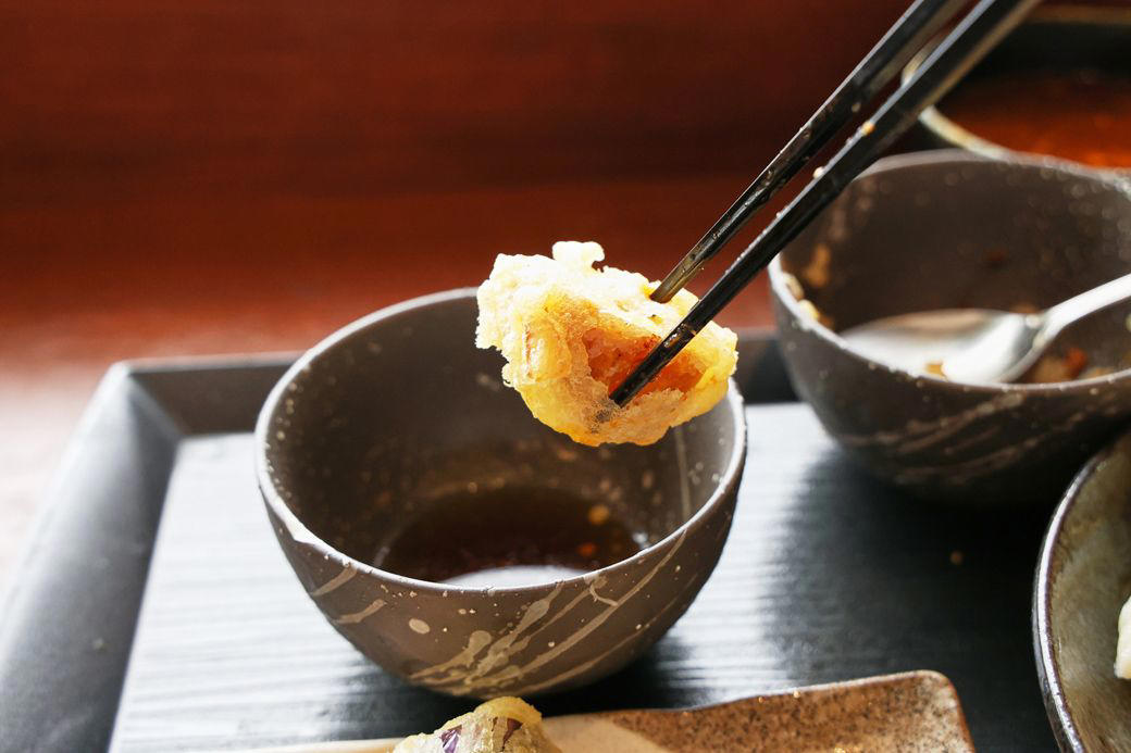1150円でうどんや天ぷらが食べ放題, 昭和のドライブインのような趣のある店舗, パワー型のつけ汁うどん, 予想以上のおいしさに驚いた柿の天ぷら, 夜営業はしないという営業形態