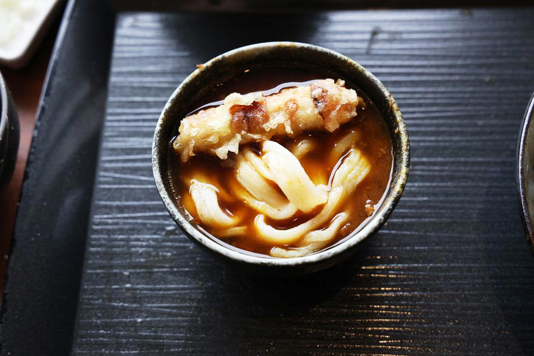 1150円でうどんや天ぷらが食べ放題, 昭和のドライブインのような趣のある店舗, パワー型のつけ汁うどん, 予想以上のおいしさに驚いた柿の天ぷら, 夜営業はしないという営業形態