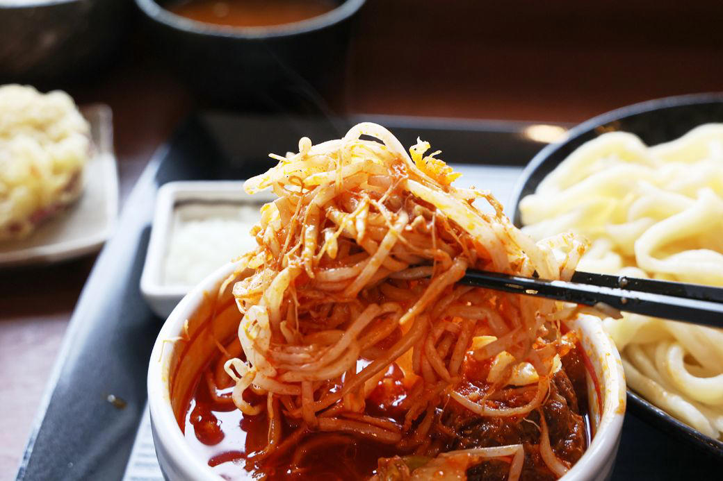 1150円でうどんや天ぷらが食べ放題, 昭和のドライブインのような趣のある店舗, パワー型のつけ汁うどん, 予想以上のおいしさに驚いた柿の天ぷら, 夜営業はしないという営業形態