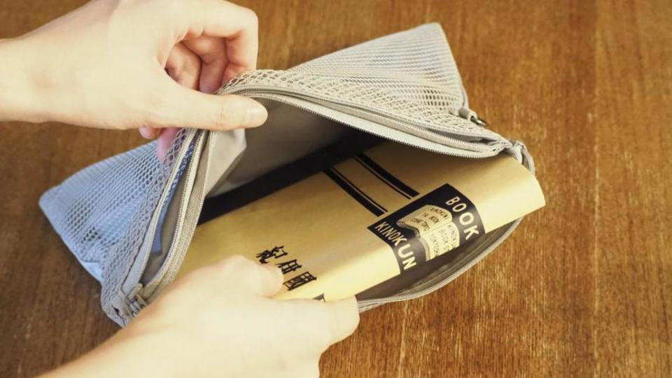 無印良品のアイテムを「ブックポーチ」に, 単行本、文庫本が入れられるよ, 付箋やしおりも持ち運びやすい, 「本を読もう！」と読書欲がアップしたよ, シンプルで使いやすいカラー