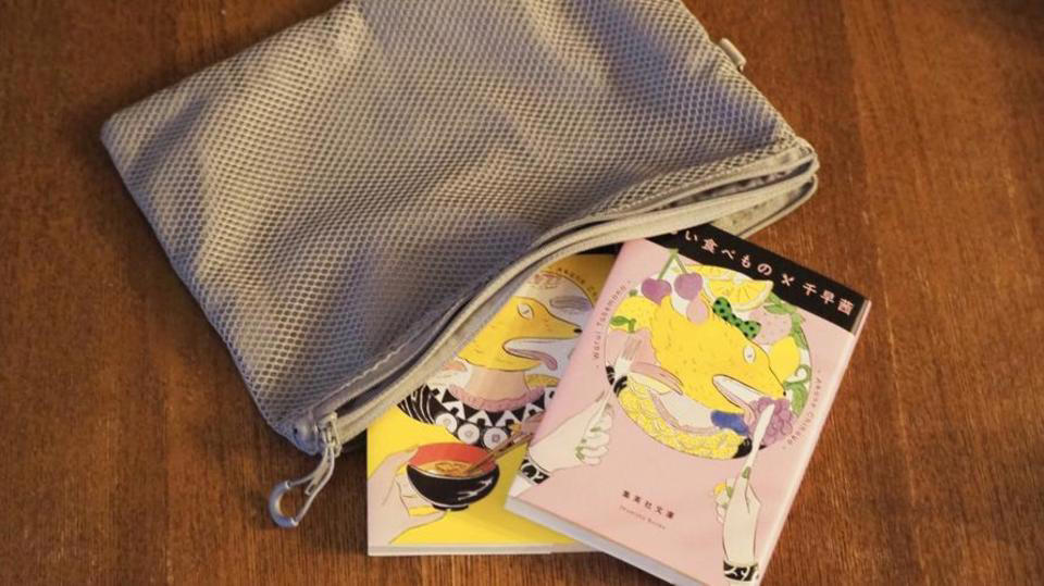 無印良品のアイテムを「ブックポーチ」に, 単行本、文庫本が入れられるよ, 付箋やしおりも持ち運びやすい, 「本を読もう！」と読書欲がアップしたよ, シンプルで使いやすいカラー