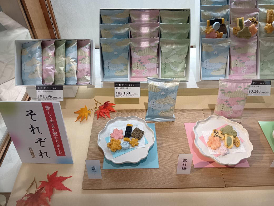世界で通用する“日本のお菓子”のポテンシャル, ベスト3位「〇〇入り煎餅」は“ここぞ”で渡せば評価爆上がり？, ベスト2位“おにぎりせんべい”はパッケージに強みあり, ベスト1位「〇〇チョコレート」は海外旅行のマストアイテム？, 番外編：予想以上に受けが悪かった日本のお菓子