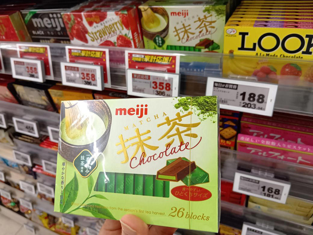 世界で通用する“日本のお菓子”のポテンシャル, ベスト3位「〇〇入り煎餅」は“ここぞ”で渡せば評価爆上がり？, ベスト2位“おにぎりせんべい”はパッケージに強みあり, ベスト1位「〇〇チョコレート」は海外旅行のマストアイテム？, 番外編：予想以上に受けが悪かった日本のお菓子