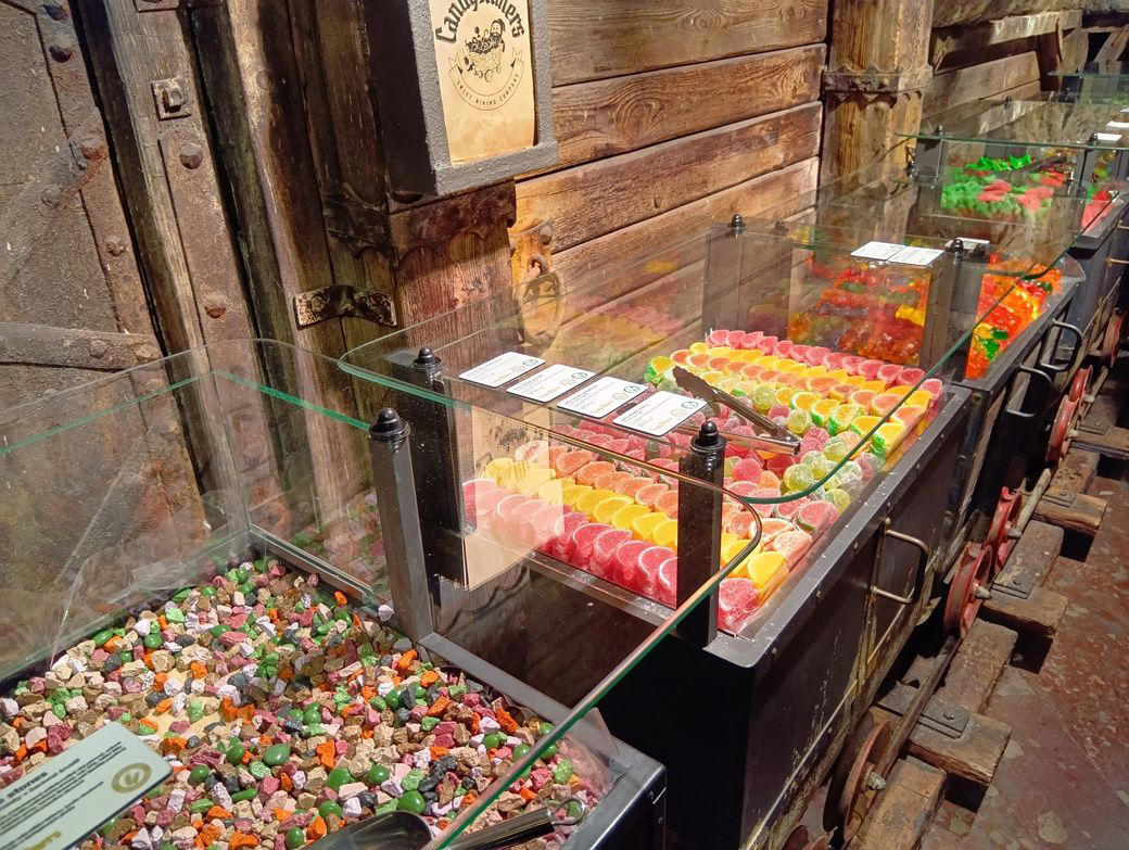 世界で通用する“日本のお菓子”のポテンシャル, ベスト3位「〇〇入り煎餅」は“ここぞ”で渡せば評価爆上がり？, ベスト2位“おにぎりせんべい”はパッケージに強みあり, ベスト1位「〇〇チョコレート」は海外旅行のマストアイテム？, 番外編：予想以上に受けが悪かった日本のお菓子
