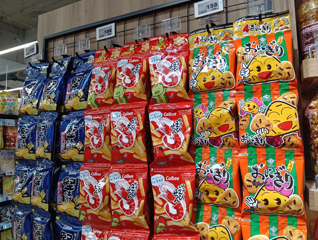 世界で通用する“日本のお菓子”のポテンシャル, ベスト3位「〇〇入り煎餅」は“ここぞ”で渡せば評価爆上がり？, ベスト2位“おにぎりせんべい”はパッケージに強みあり, ベスト1位「〇〇チョコレート」は海外旅行のマストアイテム？, 番外編：予想以上に受けが悪かった日本のお菓子