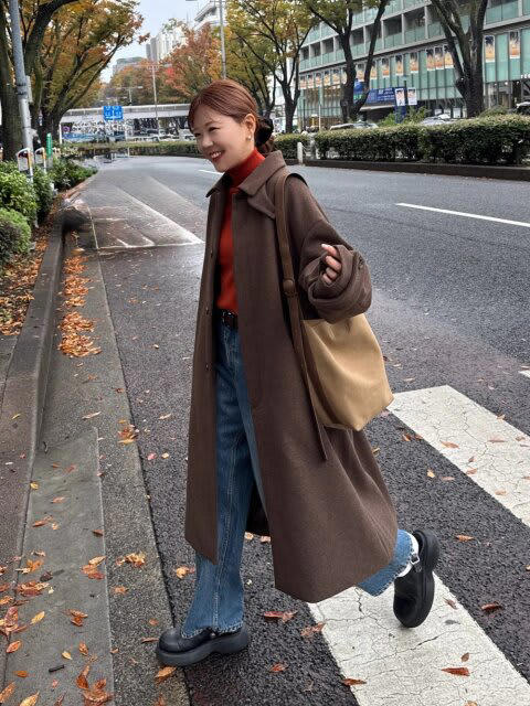 ブルーのタートルネックニットが主役！, 白ボア×黒タートルの大人カジュアルコーデ, 赤タートル×ブラウンコートで華やか休日スタイル, モード感漂うグレーコート×黒タートルコーデ, グリーンタートル×ホワイトデニムの爽やかコーデ