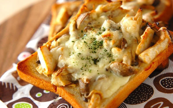 キノコのポタージュスープ, キノコのサワークリーム煮, キノコと豆腐のチャンプルー, キノコのみそマヨトースト, 辛くないキノコジャージャー麺, たっぷりキノコのハヤシライス