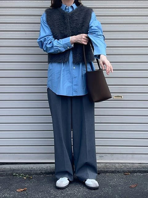 コンパクトなベストと合わせてバランスよく, ブラウンニットと重ねてコーデの鮮度アップ, ニットワンピにINしてより洗練された印象に, Vネックニットと重ねてきちんと感と抜け感を両立, オールブラックコーデに差し色としてON