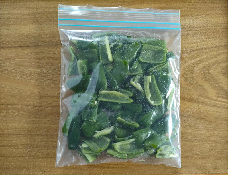 大根は丸ごと1本買ってOK！, ニンジンは万能選手！千切り冷凍がおすすめ, タマネギは簡単にスライス。みそ汁の具にも愛用, ピーマンはひと口大にカット。カレーも煮物に投入