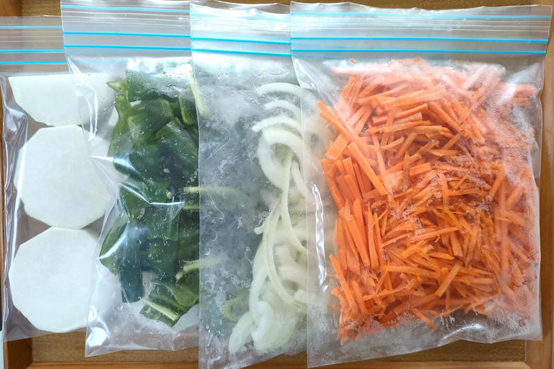 大根は丸ごと1本買ってOK！, ニンジンは万能選手！千切り冷凍がおすすめ, タマネギは簡単にスライス。みそ汁の具にも愛用, ピーマンはひと口大にカット。カレーも煮物に投入