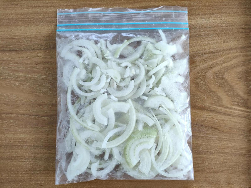 大根は丸ごと1本買ってOK！, ニンジンは万能選手！千切り冷凍がおすすめ, タマネギは簡単にスライス。みそ汁の具にも愛用, ピーマンはひと口大にカット。カレーも煮物に投入
