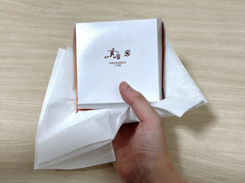 手順1．ペーパーナプキンを広げて、2枚重ねます, 手順2．ビッグマックの箱を開けて、ペーパーナプキンをかぶせます, 手順3．ビッグマックの箱を閉めて、ひっくり返します, 手順4．箱を開けて、ペーパーナプキンをたたみます
