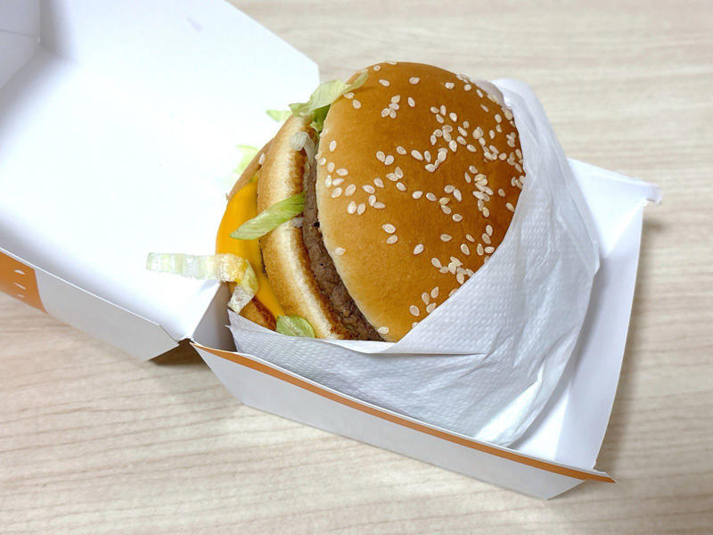 手順1．ペーパーナプキンを広げて、2枚重ねます, 手順2．ビッグマックの箱を開けて、ペーパーナプキンをかぶせます, 手順3．ビッグマックの箱を閉めて、ひっくり返します, 手順4．箱を開けて、ペーパーナプキンをたたみます