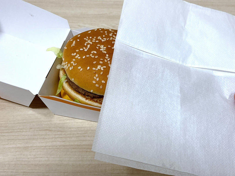 手順1．ペーパーナプキンを広げて、2枚重ねます, 手順2．ビッグマックの箱を開けて、ペーパーナプキンをかぶせます, 手順3．ビッグマックの箱を閉めて、ひっくり返します, 手順4．箱を開けて、ペーパーナプキンをたたみます