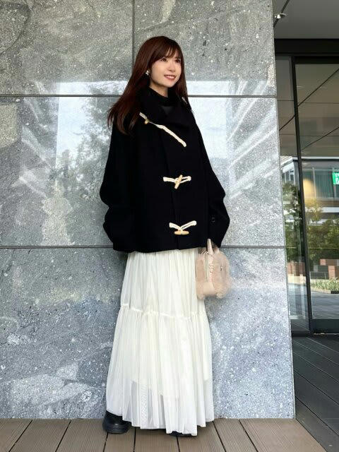 グレーのシャギーニットベストが主役の最旬コーデ, 黒ワンピ×グレーポロスウェットのこなれ旬スタイル, ふわふわカーディガン×黒ワンピのシンプルコーデ, バルーンティアードトップスでつくる大人かわいいコーデ, 黒ダッフル×白ティアードスカートのミックスコーデ