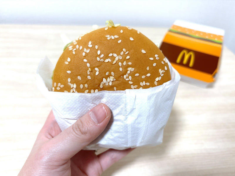 手順1．ペーパーナプキンを広げて、2枚重ねます, 手順2．ビッグマックの箱を開けて、ペーパーナプキンをかぶせます, 手順3．ビッグマックの箱を閉めて、ひっくり返します, 手順4．箱を開けて、ペーパーナプキンをたたみます