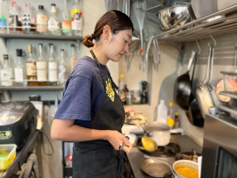 夫婦で営む、駅近の多国籍カフェ＆バー, 仕上げに秘訣！本格スパイスが生み出す奥深い味わい, 「これはお米なの？」驚きの声が上がる香り米, 辛くないのに、心に残るスパイスカレー