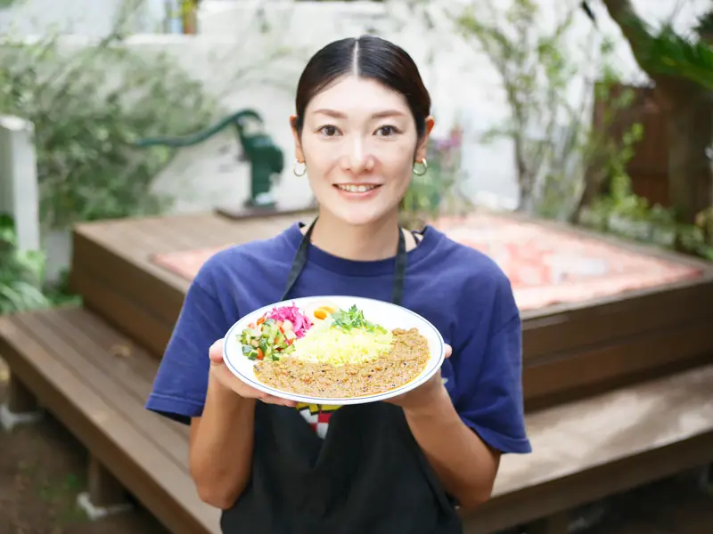 夫婦で営む、駅近の多国籍カフェ＆バー, 仕上げに秘訣！本格スパイスが生み出す奥深い味わい, 「これはお米なの？」驚きの声が上がる香り米, 辛くないのに、心に残るスパイスカレー