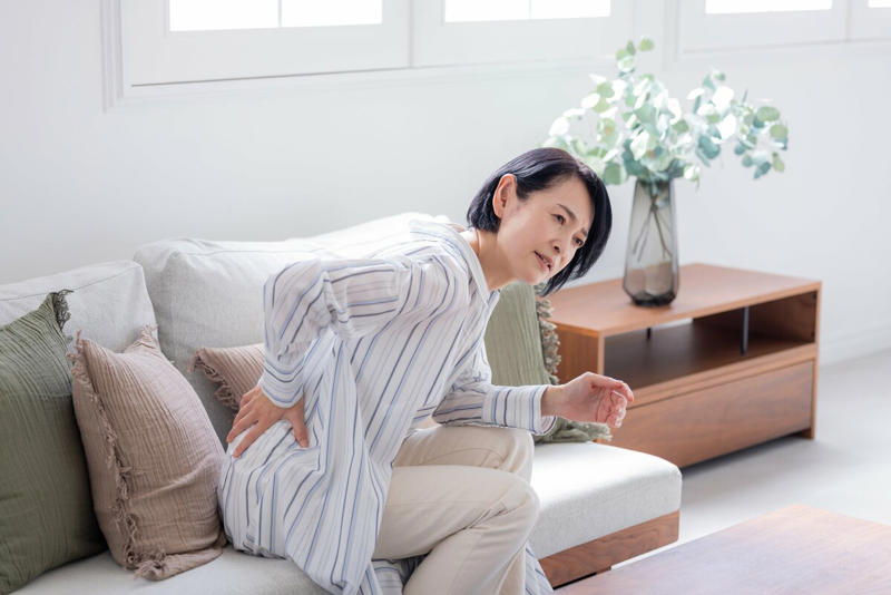 更年期になると腰痛を起こしやすい原因は？, 更年期世代がとくに注意したい「坐骨神経痛」, 更年期世代の日常的にできる「腰痛予防策」, 症状が出たら「原因の特定」を最優先に