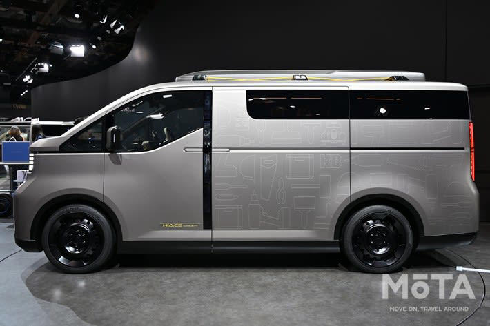 ジャパンモビリティショー2025に「新型ハイエース」のヒント登場, 新型ハイエースのボディサイズはどうなる？ 予想される2つのラインナップ, ボディタイプ1：標準（前輪駆動ベース・4ナンバーサイズ維持）, ボディタイプ2：ロング版（後輪駆動ベース・1ナンバー仕様）, 新型ハイエースの予想価格は270万円〜！, 標準（前輪駆動/4ナンバー）の予想価格：270万円〜, ロング版（後輪駆動/荷室長3000mm）の予想価格：300万円〜, ボンネット装着の理由は？ 「衝突安全基準」への対応, 理想的なボディ形状の現行ハイエース, 現行ハイエースは衝突安全基準に難あり, ボンネットのあるハイエースに進化が必要, ボンネット装着でも全長は維持される理由, ハイエースの全長を前提とした日本の物流, 「コンセプト」が示す4ナンバーサイズ維持のアイデア, ハイエースコンセプトの注意点, 新型ハイエースの発売時期は2029年頃か？ 現行モデルの中古車価格高騰も