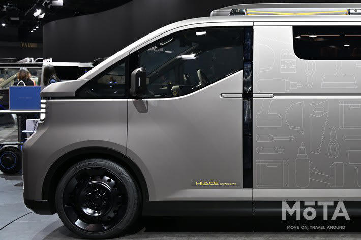 ジャパンモビリティショー2025に「新型ハイエース」のヒント登場, 新型ハイエースのボディサイズはどうなる？ 予想される2つのラインナップ, ボディタイプ1：標準（前輪駆動ベース・4ナンバーサイズ維持）, ボディタイプ2：ロング版（後輪駆動ベース・1ナンバー仕様）, 新型ハイエースの予想価格は270万円〜！, 標準（前輪駆動/4ナンバー）の予想価格：270万円〜, ロング版（後輪駆動/荷室長3000mm）の予想価格：300万円〜, ボンネット装着の理由は？ 「衝突安全基準」への対応, 理想的なボディ形状の現行ハイエース, 現行ハイエースは衝突安全基準に難あり, ボンネットのあるハイエースに進化が必要, ボンネット装着でも全長は維持される理由, ハイエースの全長を前提とした日本の物流, 「コンセプト」が示す4ナンバーサイズ維持のアイデア, ハイエースコンセプトの注意点, 新型ハイエースの発売時期は2029年頃か？ 現行モデルの中古車価格高騰も