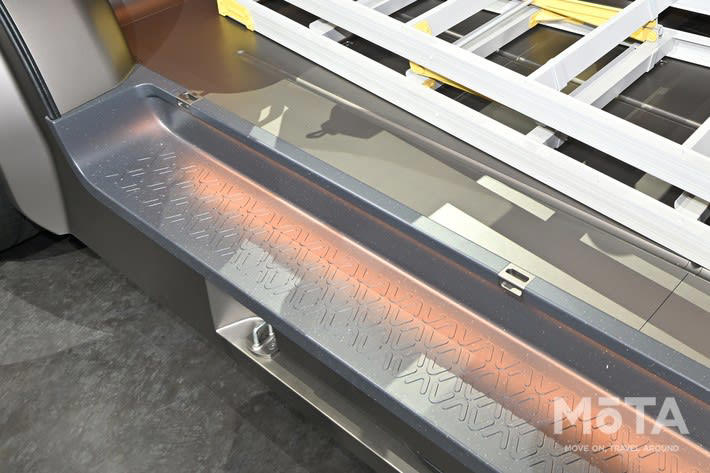 ジャパンモビリティショー2025に「新型ハイエース」のヒント登場, 新型ハイエースのボディサイズはどうなる？ 予想される2つのラインナップ, ボディタイプ1：標準（前輪駆動ベース・4ナンバーサイズ維持）, ボディタイプ2：ロング版（後輪駆動ベース・1ナンバー仕様）, 新型ハイエースの予想価格は270万円〜！, 標準（前輪駆動/4ナンバー）の予想価格：270万円〜, ロング版（後輪駆動/荷室長3000mm）の予想価格：300万円〜, ボンネット装着の理由は？ 「衝突安全基準」への対応, 理想的なボディ形状の現行ハイエース, 現行ハイエースは衝突安全基準に難あり, ボンネットのあるハイエースに進化が必要, ボンネット装着でも全長は維持される理由, ハイエースの全長を前提とした日本の物流, 「コンセプト」が示す4ナンバーサイズ維持のアイデア, ハイエースコンセプトの注意点, 新型ハイエースの発売時期は2029年頃か？ 現行モデルの中古車価格高騰も