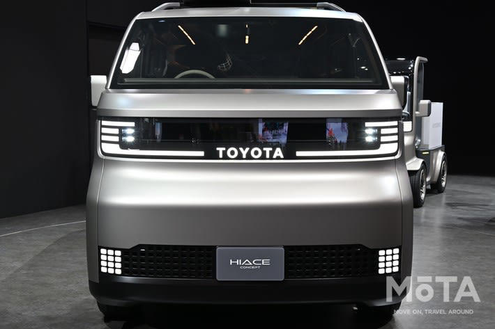 ジャパンモビリティショー2025に「新型ハイエース」のヒント登場, 新型ハイエースのボディサイズはどうなる？ 予想される2つのラインナップ, ボディタイプ1：標準（前輪駆動ベース・4ナンバーサイズ維持）, ボディタイプ2：ロング版（後輪駆動ベース・1ナンバー仕様）, 新型ハイエースの予想価格は270万円〜！, 標準（前輪駆動/4ナンバー）の予想価格：270万円〜, ロング版（後輪駆動/荷室長3000mm）の予想価格：300万円〜, ボンネット装着の理由は？ 「衝突安全基準」への対応, 理想的なボディ形状の現行ハイエース, 現行ハイエースは衝突安全基準に難あり, ボンネットのあるハイエースに進化が必要, ボンネット装着でも全長は維持される理由, ハイエースの全長を前提とした日本の物流, 「コンセプト」が示す4ナンバーサイズ維持のアイデア, ハイエースコンセプトの注意点, 新型ハイエースの発売時期は2029年頃か？ 現行モデルの中古車価格高騰も