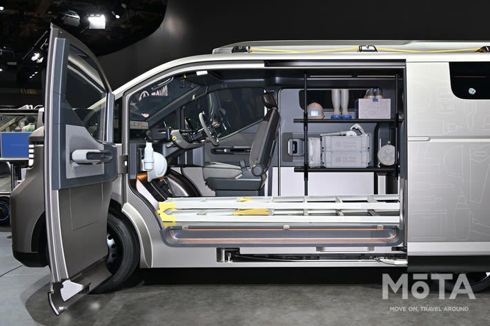 ジャパンモビリティショー2025に「新型ハイエース」のヒント登場, 新型ハイエースのボディサイズはどうなる？ 予想される2つのラインナップ, ボディタイプ1：標準（前輪駆動ベース・4ナンバーサイズ維持）, ボディタイプ2：ロング版（後輪駆動ベース・1ナンバー仕様）, 新型ハイエースの予想価格は270万円〜！, 標準（前輪駆動/4ナンバー）の予想価格：270万円〜, ロング版（後輪駆動/荷室長3000mm）の予想価格：300万円〜, ボンネット装着の理由は？ 「衝突安全基準」への対応, 理想的なボディ形状の現行ハイエース, 現行ハイエースは衝突安全基準に難あり, ボンネットのあるハイエースに進化が必要, ボンネット装着でも全長は維持される理由, ハイエースの全長を前提とした日本の物流, 「コンセプト」が示す4ナンバーサイズ維持のアイデア, ハイエースコンセプトの注意点, 新型ハイエースの発売時期は2029年頃か？ 現行モデルの中古車価格高騰も