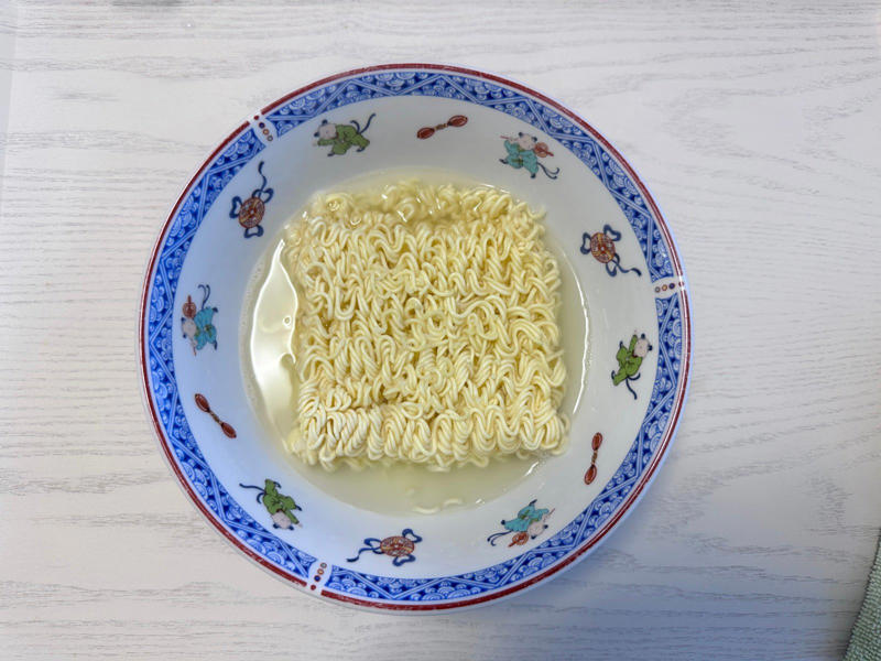 レンジで豆乳ラーメンを作ってみた, ラーメンにお湯をかけます, 豆乳と添付のスープを入れます, レンジだけでラーメンが作れた