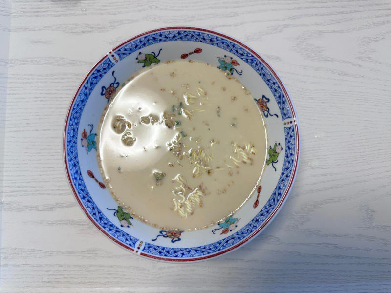 レンジで豆乳ラーメンを作ってみた, ラーメンにお湯をかけます, 豆乳と添付のスープを入れます, レンジだけでラーメンが作れた