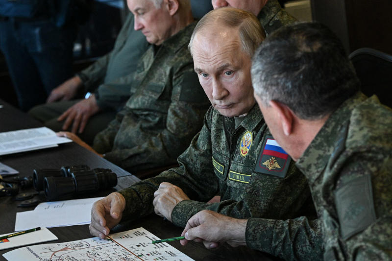 ウクライナが大統領公邸にドローン攻撃を仕掛けたと主張するロシア, 「報復なしでは済まされない」, ゼレンスキー大統領による反論, 和平交渉を拒否するための言い訳, すでに報復攻撃の対象を選定したロシア, ウクライナのシビハ外相のコメント, 証拠を提示しないロシア, ロシア国防省による報告と矛盾するラブロフ外相の主張, 発表内容を変更したロシア国防省, 責任転嫁するペスコフ報道官, 戦争研究所の見解, いつものパターンと違う状況, ドローン攻撃があった場合の通常パターン, まったく裏付けのない主張, ドローンの数に関する矛盾, 証拠を一切提示しないクレムリン, 防空システムの作動音を聞いていないという証言, ロシアによるでっち上げの公算大
