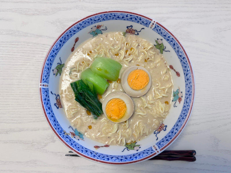 レンジで豆乳ラーメンを作ってみた, ラーメンにお湯をかけます, 豆乳と添付のスープを入れます, レンジだけでラーメンが作れた