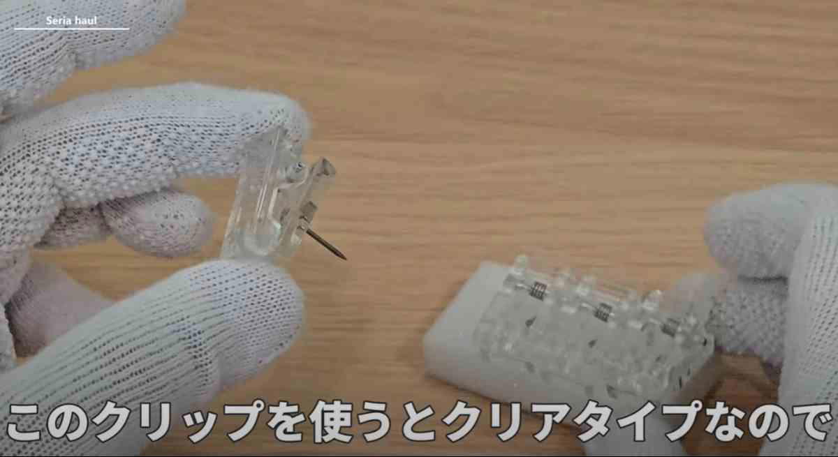 推しを360度楽しめる！, ダイソーの「ソーラー式　回転台」の詳細, ちっちゃいキャリーで推しとお出かけ！, ダイソーの「ミニキャリーケース型小物入れ」の詳細, 推しへの愛が強すぎてポスターに穴をあけたくない！, セリアの「ディスプレイ用クリップピン」の詳細 