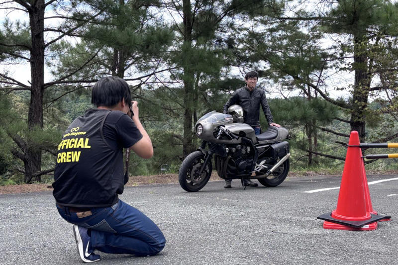 ホワイトの車体+ピンクの差し色で個性的にカスタム ZX-4R, デイトナ主催の人気イベント「茶ミーティング」 (1/4), デイトナ主催の人気イベント「茶ミーティング」 (2/4), デイトナ主催の人気イベント「茶ミーティング」 (3/4), デイトナ主催の人気イベント「茶ミーティング」 (4/4), オーナーさんの愛車を撮影 (1/2), オーナーさんの愛車を撮影 (2/2), オーナーのプロフィール, 車両を購入した理由は？, お気に入りのポイント：ピンクのバックステップ (1/2), 愛車との良い思い出・苦い思い出, ライディングポジション・走行フィーリングは？, お気に入りのポイント, お気に入りのポイント：ピンクのバックステップ (2/2), 購入を検討しているライダーへ (1/3), 愛車を見た周囲の反応は？, このバイクを購入しようとしているライダーに一言, 次に乗り替えるとしたらどんなバイク？, 購入を検討しているライダーへ (2/3), 購入を検討しているライダーへ (3/3)