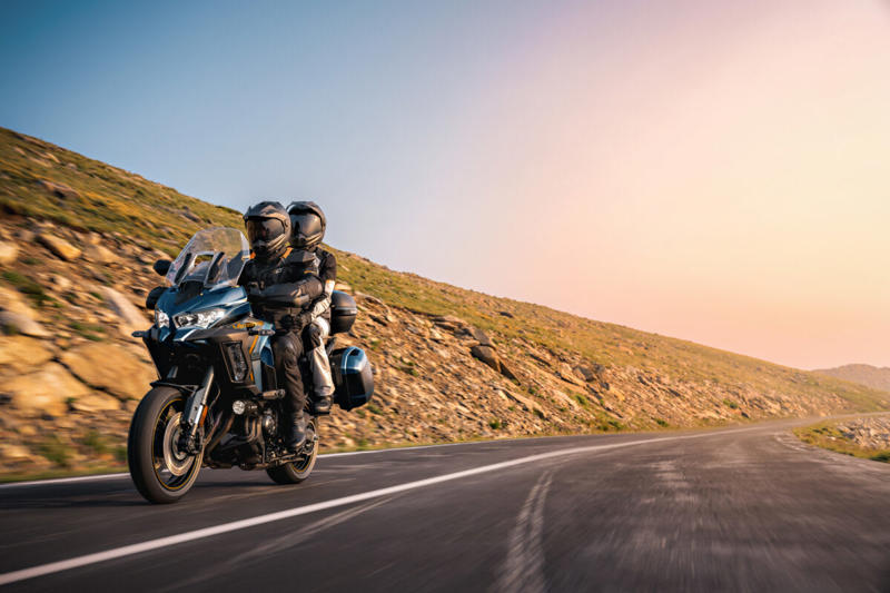 カワサキ「VERSYS 1100 SE」新色で登場, 便利なスマートフォンアプリとの連携で、ライディング体験がさらに快適に, 新色：メタリックディープブルー×メタリックディアブロブラック, VERSYS 1100 SE(メタリックディープブルー×メタリックディアブロブラック) (1/3), VERSYS 1100 SE(メタリックディープブルー×メタリックディアブロブラック) (2/3), VERSYS 1100 SE(メタリックディープブルー×メタリックディアブロブラック) (3/3), VERSYS 1100 SE ※純正アクセサリーパーツ(別売)装着車 (1/2), VERSYS 1100 SE ※純正アクセサリーパーツ(別売)装着車 (2/2), カワサキケアモデルとは