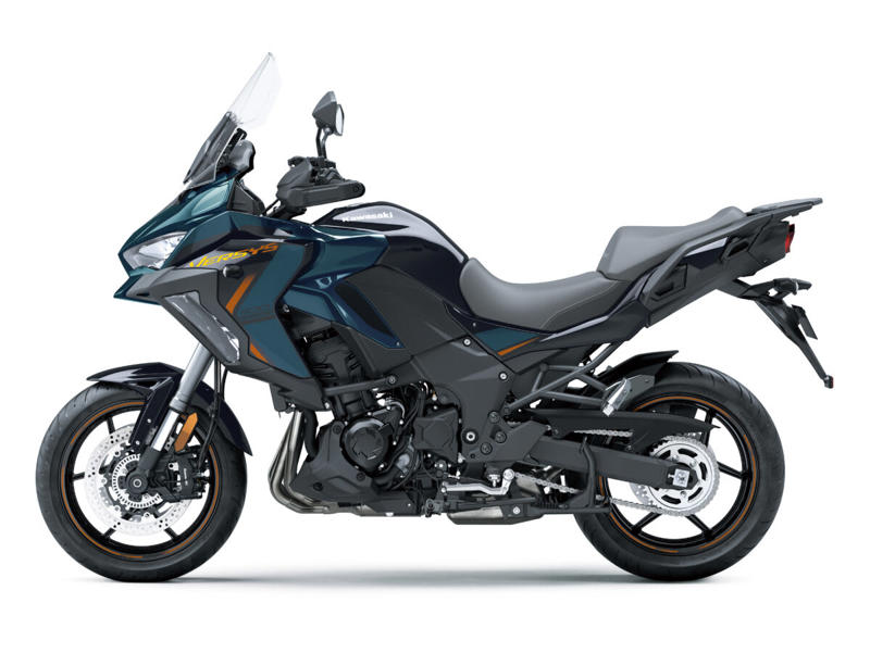 カワサキ「VERSYS 1100 SE」新色で登場, 便利なスマートフォンアプリとの連携で、ライディング体験がさらに快適に, 新色：メタリックディープブルー×メタリックディアブロブラック, VERSYS 1100 SE(メタリックディープブルー×メタリックディアブロブラック) (1/3), VERSYS 1100 SE(メタリックディープブルー×メタリックディアブロブラック) (2/3), VERSYS 1100 SE(メタリックディープブルー×メタリックディアブロブラック) (3/3), VERSYS 1100 SE ※純正アクセサリーパーツ(別売)装着車 (1/2), VERSYS 1100 SE ※純正アクセサリーパーツ(別売)装着車 (2/2), カワサキケアモデルとは