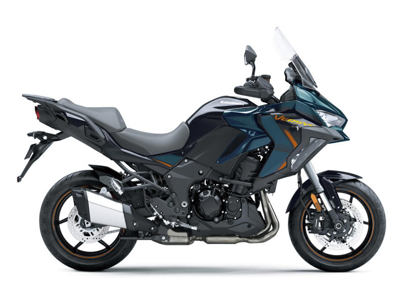 カワサキ「VERSYS 1100 SE」新色で登場, 便利なスマートフォンアプリとの連携で、ライディング体験がさらに快適に, 新色：メタリックディープブルー×メタリックディアブロブラック, VERSYS 1100 SE(メタリックディープブルー×メタリックディアブロブラック) (1/3), VERSYS 1100 SE(メタリックディープブルー×メタリックディアブロブラック) (2/3), VERSYS 1100 SE(メタリックディープブルー×メタリックディアブロブラック) (3/3), VERSYS 1100 SE ※純正アクセサリーパーツ(別売)装着車 (1/2), VERSYS 1100 SE ※純正アクセサリーパーツ(別売)装着車 (2/2), カワサキケアモデルとは