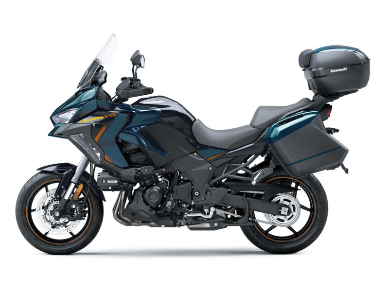 カワサキ「VERSYS 1100 SE」新色で登場, 便利なスマートフォンアプリとの連携で、ライディング体験がさらに快適に, 新色：メタリックディープブルー×メタリックディアブロブラック, VERSYS 1100 SE(メタリックディープブルー×メタリックディアブロブラック) (1/3), VERSYS 1100 SE(メタリックディープブルー×メタリックディアブロブラック) (2/3), VERSYS 1100 SE(メタリックディープブルー×メタリックディアブロブラック) (3/3), VERSYS 1100 SE ※純正アクセサリーパーツ(別売)装着車 (1/2), VERSYS 1100 SE ※純正アクセサリーパーツ(別売)装着車 (2/2), カワサキケアモデルとは
