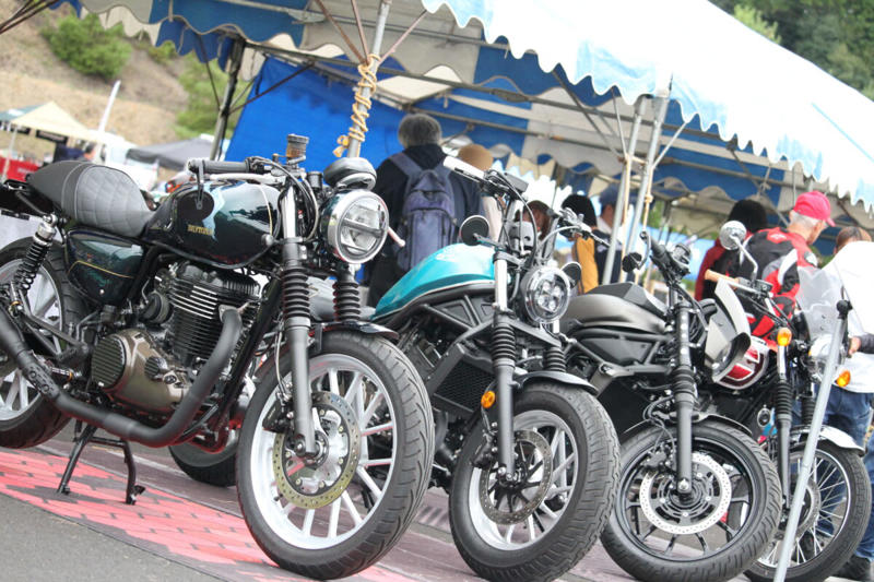 ホワイトの車体+ピンクの差し色で個性的にカスタム ZX-4R, デイトナ主催の人気イベント「茶ミーティング」 (1/4), デイトナ主催の人気イベント「茶ミーティング」 (2/4), デイトナ主催の人気イベント「茶ミーティング」 (3/4), デイトナ主催の人気イベント「茶ミーティング」 (4/4), オーナーさんの愛車を撮影 (1/2), オーナーさんの愛車を撮影 (2/2), オーナーのプロフィール, 車両を購入した理由は？, お気に入りのポイント：ピンクのバックステップ (1/2), 愛車との良い思い出・苦い思い出, ライディングポジション・走行フィーリングは？, お気に入りのポイント, お気に入りのポイント：ピンクのバックステップ (2/2), 購入を検討しているライダーへ (1/3), 愛車を見た周囲の反応は？, このバイクを購入しようとしているライダーに一言, 次に乗り替えるとしたらどんなバイク？, 購入を検討しているライダーへ (2/3), 購入を検討しているライダーへ (3/3)