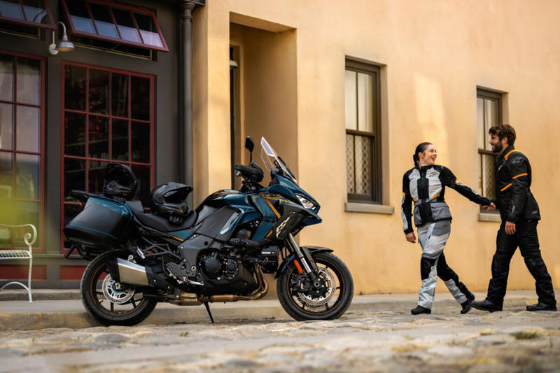 カワサキ「VERSYS 1100 SE」新色で登場, 便利なスマートフォンアプリとの連携で、ライディング体験がさらに快適に, 新色：メタリックディープブルー×メタリックディアブロブラック, VERSYS 1100 SE(メタリックディープブルー×メタリックディアブロブラック) (1/3), VERSYS 1100 SE(メタリックディープブルー×メタリックディアブロブラック) (2/3), VERSYS 1100 SE(メタリックディープブルー×メタリックディアブロブラック) (3/3), VERSYS 1100 SE ※純正アクセサリーパーツ(別売)装着車 (1/2), VERSYS 1100 SE ※純正アクセサリーパーツ(別売)装着車 (2/2), カワサキケアモデルとは