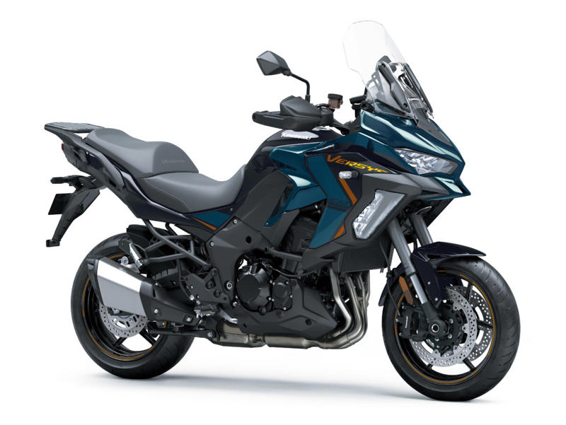カワサキ「VERSYS 1100 SE」新色で登場, 便利なスマートフォンアプリとの連携で、ライディング体験がさらに快適に, 新色：メタリックディープブルー×メタリックディアブロブラック, VERSYS 1100 SE(メタリックディープブルー×メタリックディアブロブラック) (1/3), VERSYS 1100 SE(メタリックディープブルー×メタリックディアブロブラック) (2/3), VERSYS 1100 SE(メタリックディープブルー×メタリックディアブロブラック) (3/3), VERSYS 1100 SE ※純正アクセサリーパーツ(別売)装着車 (1/2), VERSYS 1100 SE ※純正アクセサリーパーツ(別売)装着車 (2/2), カワサキケアモデルとは