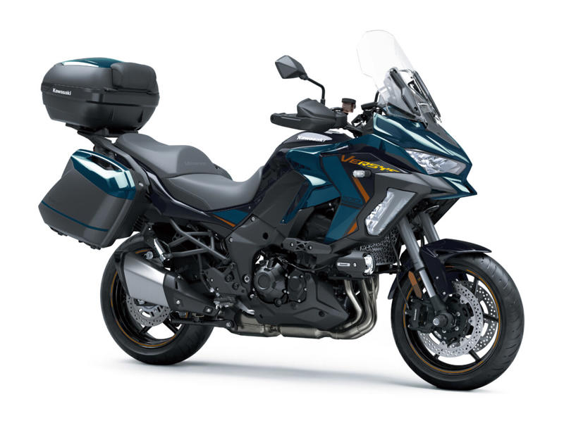 カワサキ「VERSYS 1100 SE」新色で登場, 便利なスマートフォンアプリとの連携で、ライディング体験がさらに快適に, 新色：メタリックディープブルー×メタリックディアブロブラック, VERSYS 1100 SE(メタリックディープブルー×メタリックディアブロブラック) (1/3), VERSYS 1100 SE(メタリックディープブルー×メタリックディアブロブラック) (2/3), VERSYS 1100 SE(メタリックディープブルー×メタリックディアブロブラック) (3/3), VERSYS 1100 SE ※純正アクセサリーパーツ(別売)装着車 (1/2), VERSYS 1100 SE ※純正アクセサリーパーツ(別売)装着車 (2/2), カワサキケアモデルとは