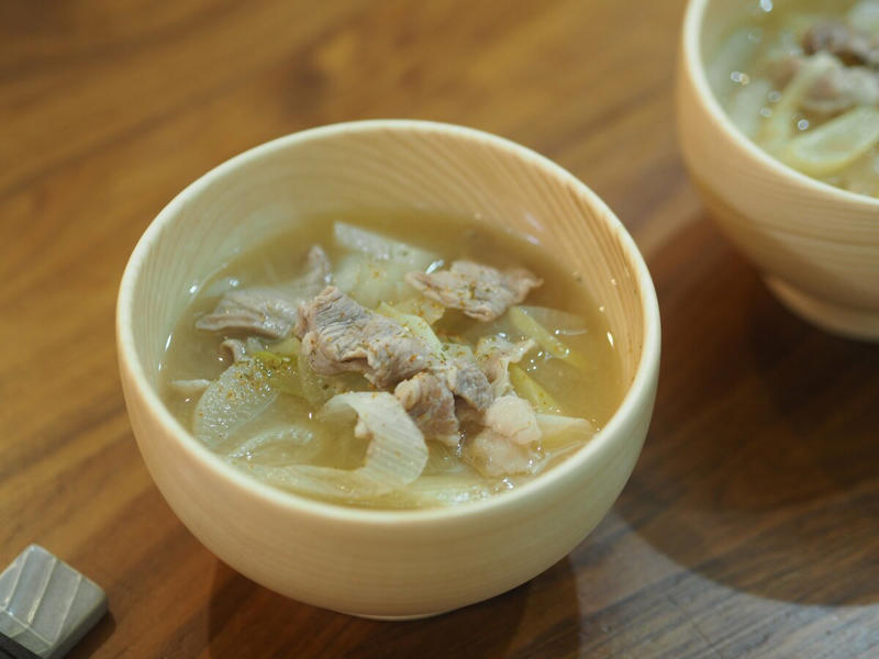 食べすぎを防ぐには「スープ」がおすすめ！, 1：まずは、体を温めてから食べる, 2：スープ1品で満足するためには「具をしっかり」入れる, 3：野菜は種類を増やすと、自然にかめる, 忙しい日にもつくりやすい「豚肉と大根とネギのシンプル豚汁」
