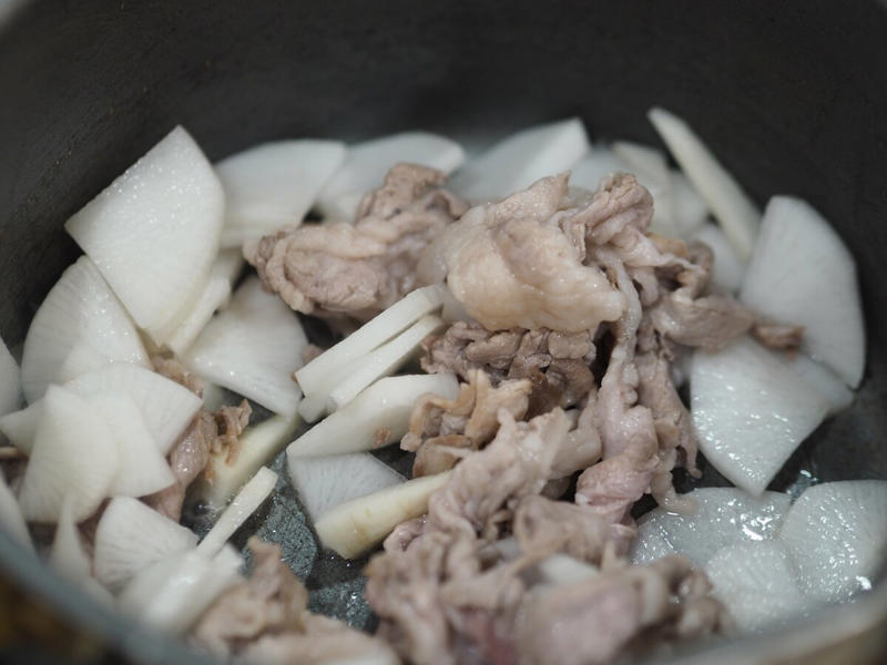 食べすぎを防ぐには「スープ」がおすすめ！, 1：まずは、体を温めてから食べる, 2：スープ1品で満足するためには「具をしっかり」入れる, 3：野菜は種類を増やすと、自然にかめる, 忙しい日にもつくりやすい「豚肉と大根とネギのシンプル豚汁」