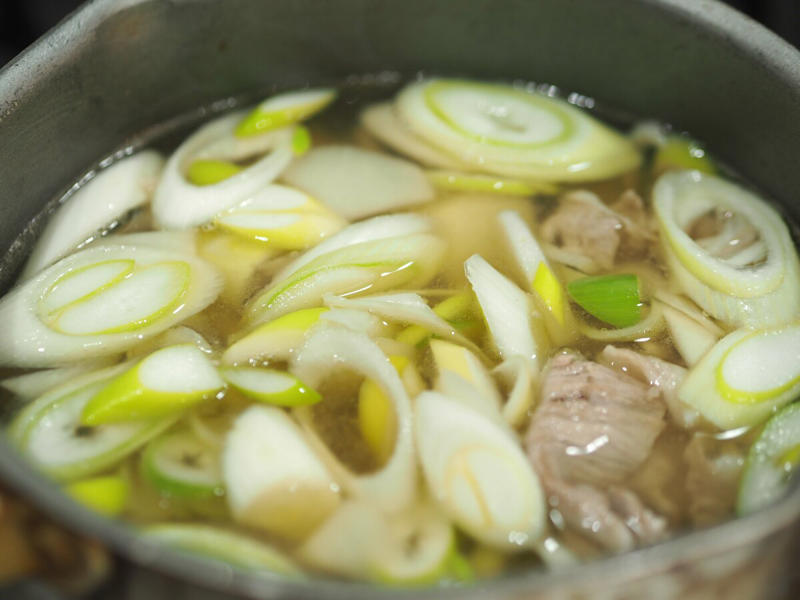 食べすぎを防ぐには「スープ」がおすすめ！, 1：まずは、体を温めてから食べる, 2：スープ1品で満足するためには「具をしっかり」入れる, 3：野菜は種類を増やすと、自然にかめる, 忙しい日にもつくりやすい「豚肉と大根とネギのシンプル豚汁」