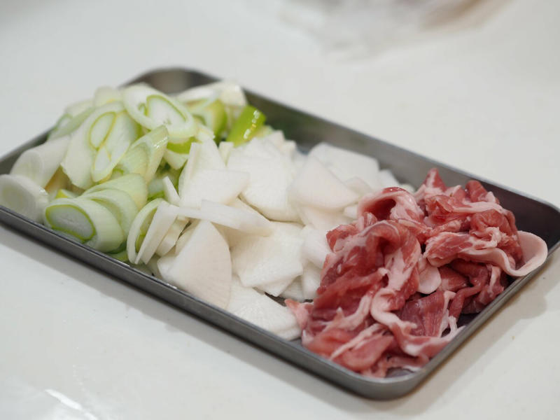 食べすぎを防ぐには「スープ」がおすすめ！, 1：まずは、体を温めてから食べる, 2：スープ1品で満足するためには「具をしっかり」入れる, 3：野菜は種類を増やすと、自然にかめる, 忙しい日にもつくりやすい「豚肉と大根とネギのシンプル豚汁」